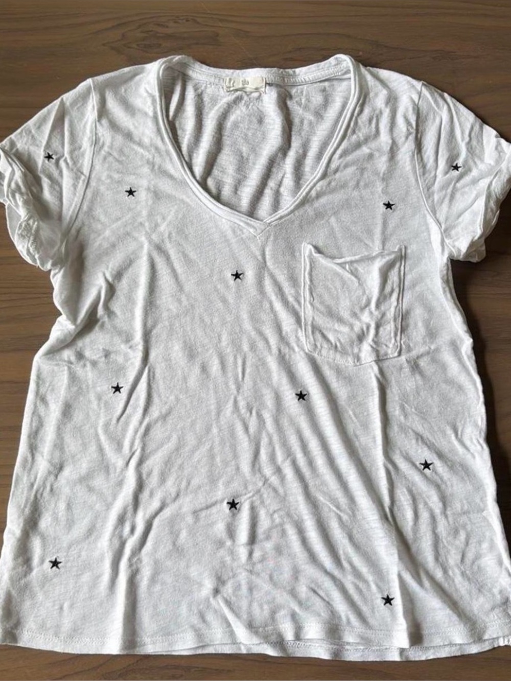 THE QUINN SHORT-SLEEVE V-NECK TEE BY PILCRO in white with black stars size m
